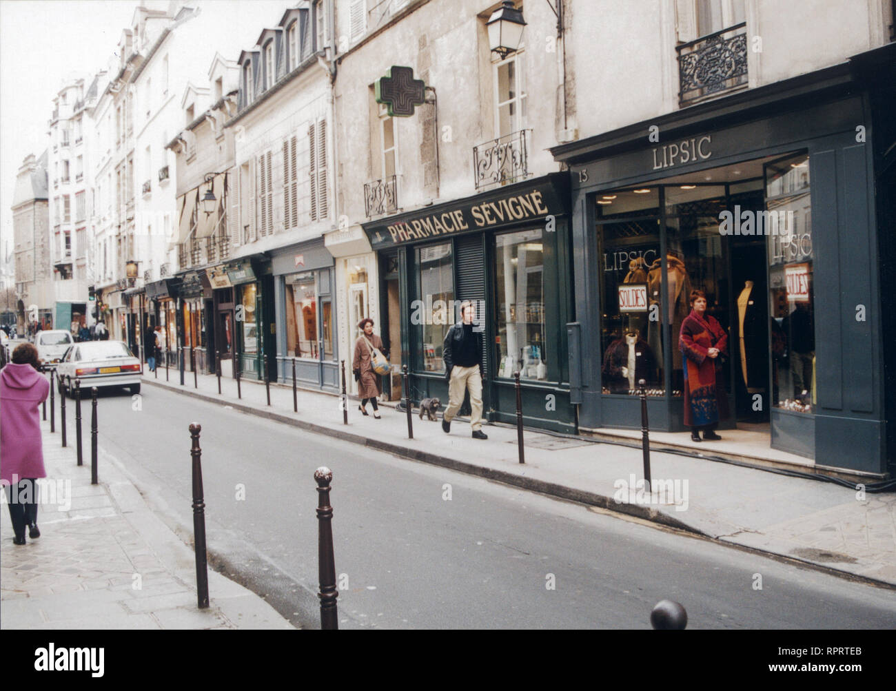 Bildmotiv: Parigi, Strasse mit alten Geschäftsfassaden Marais-Viertel im. 01/2001 / Überschrift: Parigi Foto Stock