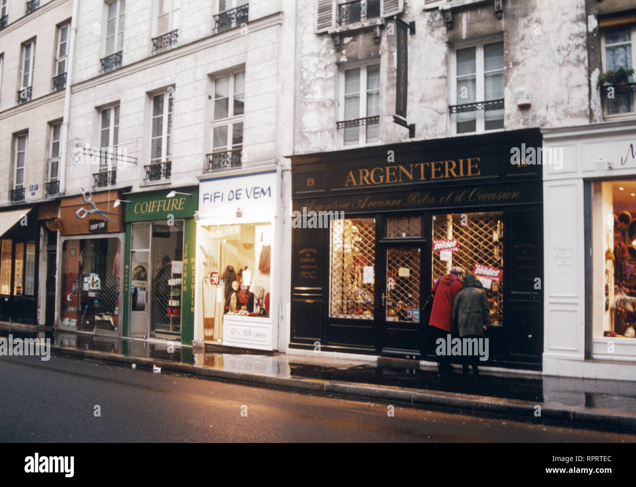 Bildmotiv: Parigi, Strasse mit alten Geschäftsfassaden Marais-Viertel im. 01/2001 / Überschrift: Parigi Foto Stock