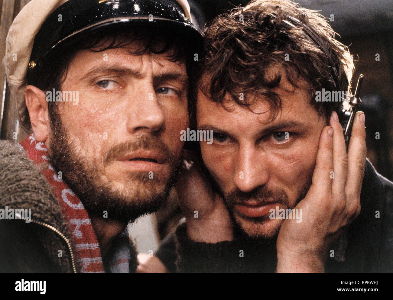 DAS BOOT / BRD 1981 / Wolfgang Petersen JÜRGEN PROCHNOW (U-Boot Kommandant), HEINZ HOENIG (Funker Hinrich) in 'Dcome boot', 1981. 31240/# / Überschrift: DAS BOOT / BRD 1981 Foto Stock