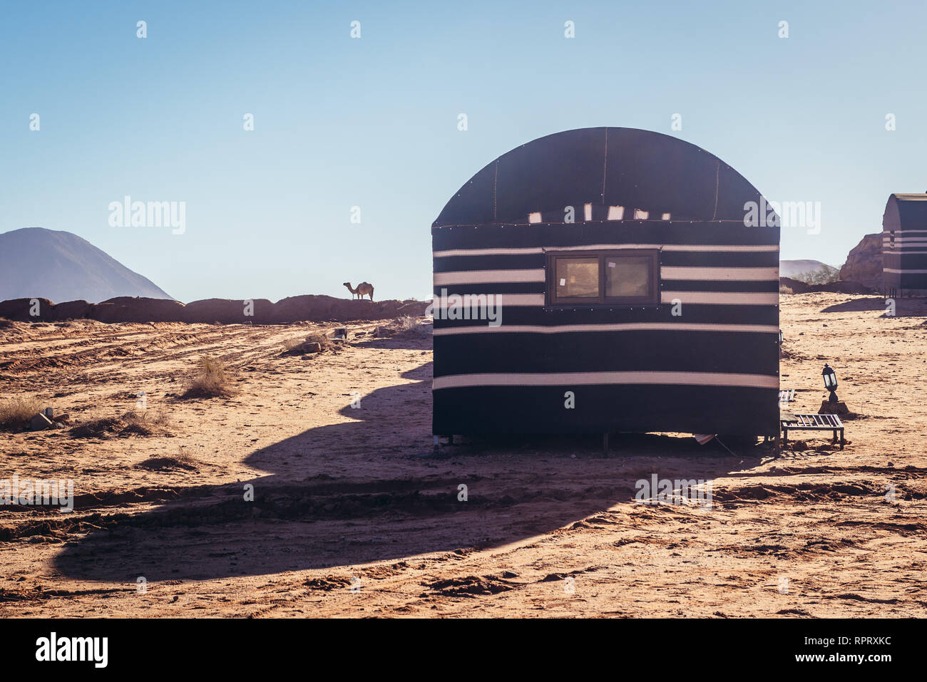 Tenda in uno dei campi di Beduino nel Wadi Rum valle chiamato anche Valle della Luna in Giordania Foto Stock