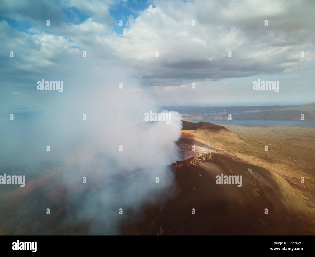 Masaya Vulcano attivo con fumo sulla giornata di sole antenna fuco view Foto Stock