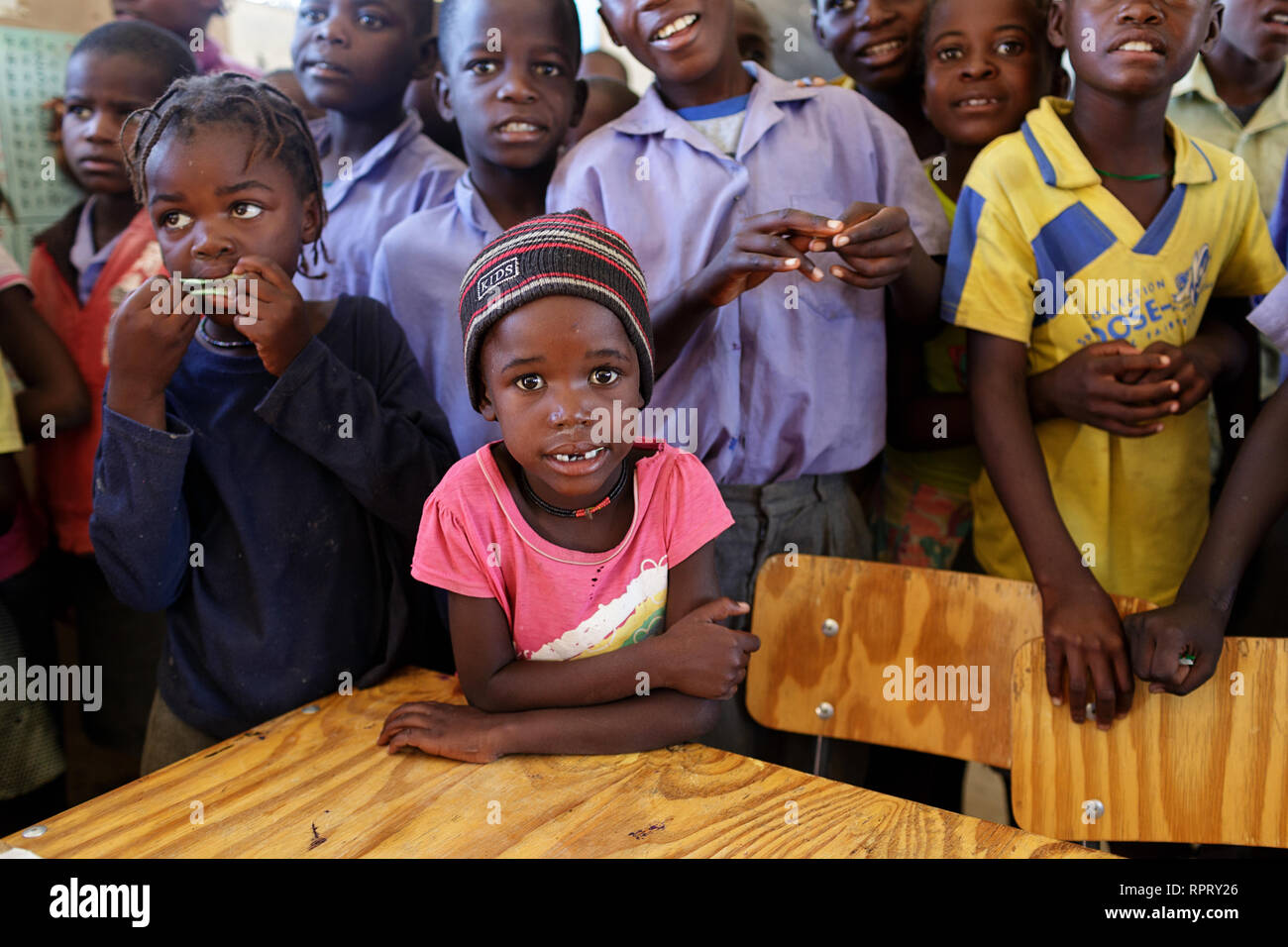 I bambini in una affollata aula in una scuola di villaggio, Namibia, Purros. Foto Stock