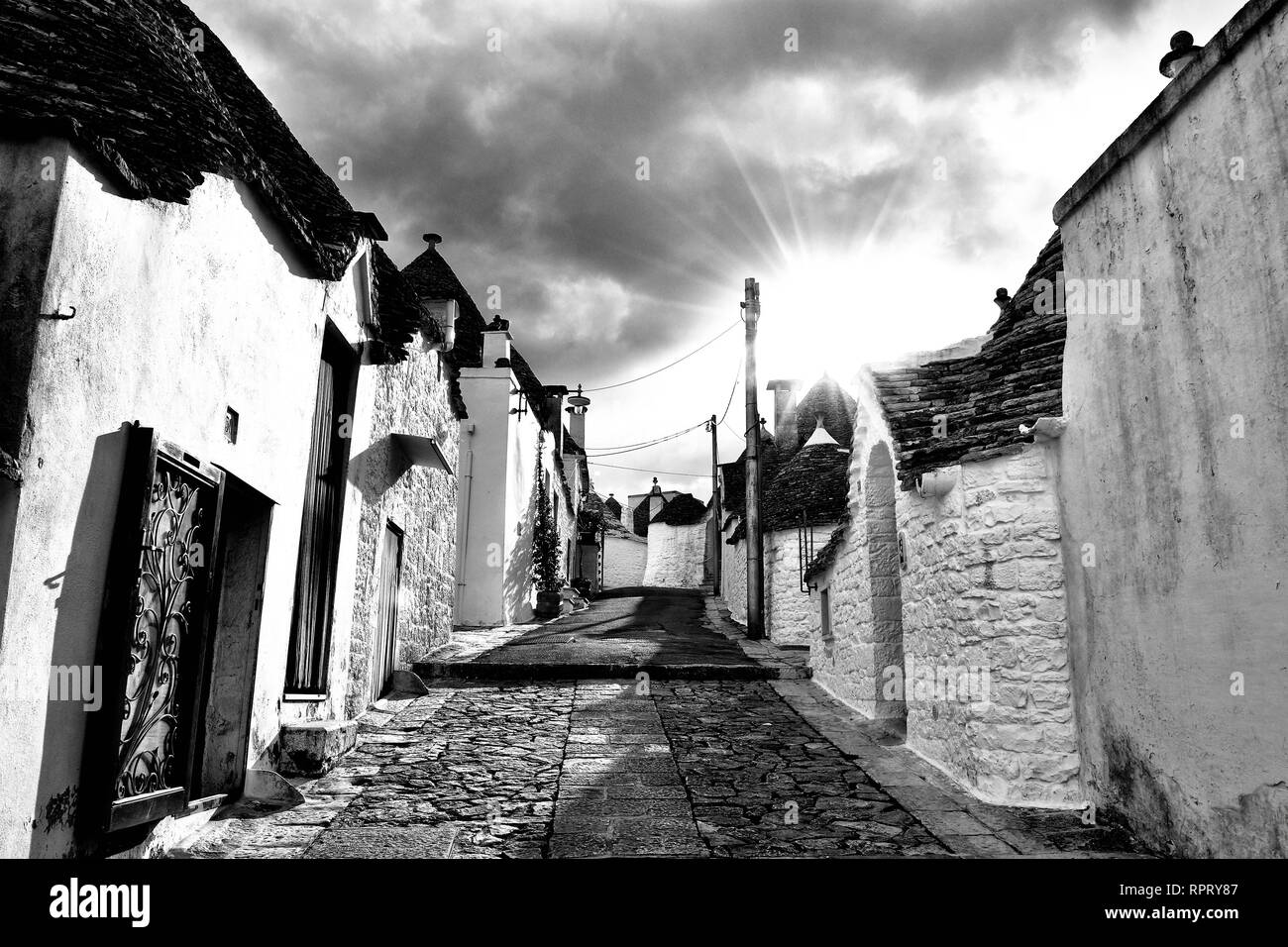 ALBEROBELLO, Italia - 11 febbraio 2019. Unico case Trulli di Alberobello, regione Puglia, Italia. Immagine in bianco e nero. Foto Stock