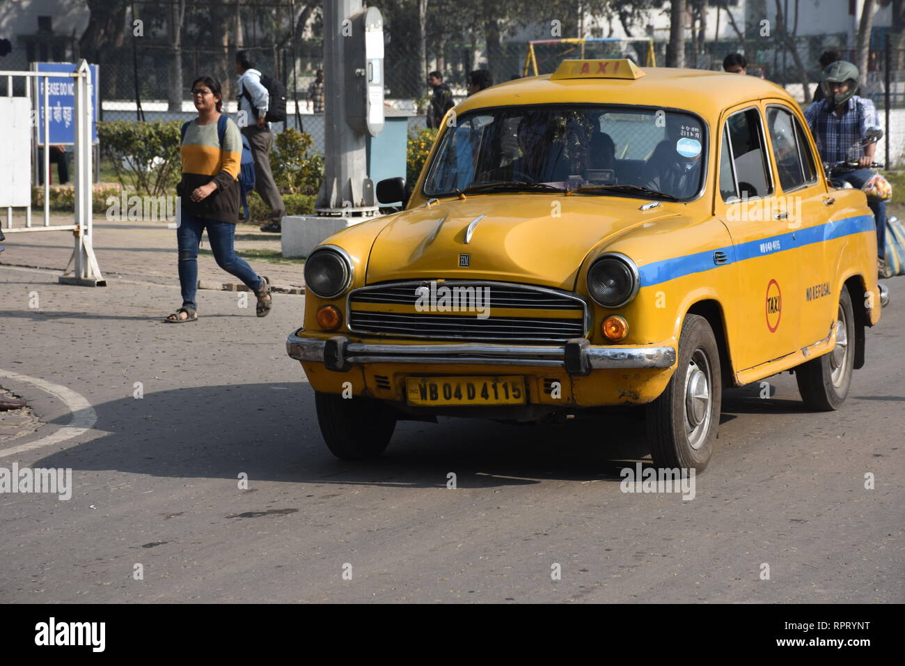 Hindustan Ambasciatore giallo taxi diesel in Kolkata, India. Foto Stock