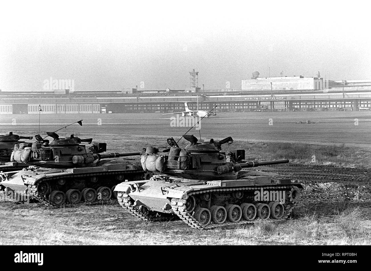 M-60 principale battaglia serbatoi di Co. F, quarantesimo Armor, Berlino Bde., subisce una combustione a secco le competenze della formazione a Tempelhof aeroporto centrale. Foto Stock