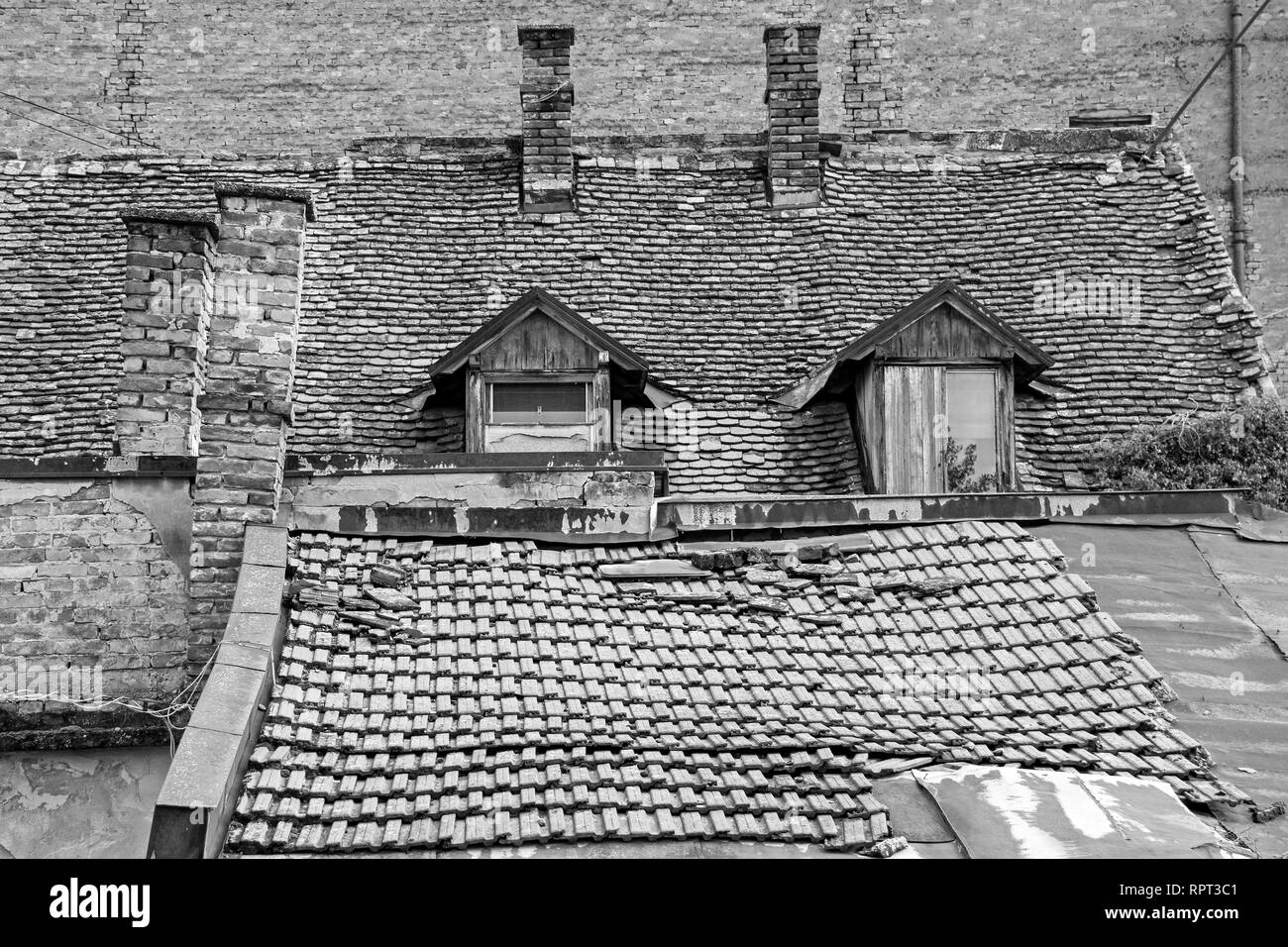Vecchi tetti di tegole in back street Osijek, Osijek-Baranja Affitto County, nella Slavonia orientale in Croazia Foto Stock