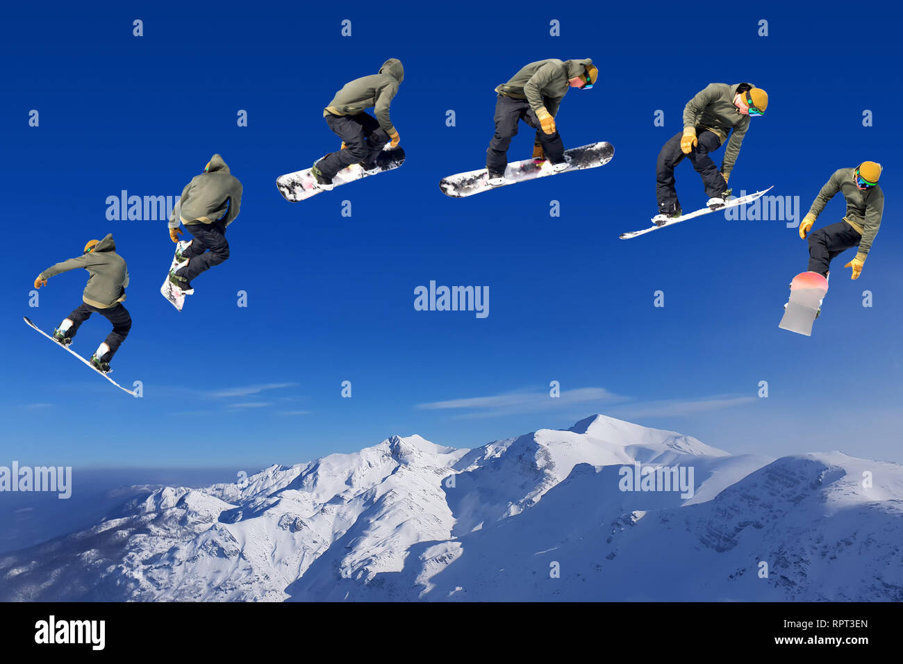 Snowboard Snowboard Snowboarder a saltare le montagne in giornata di sole Foto Stock