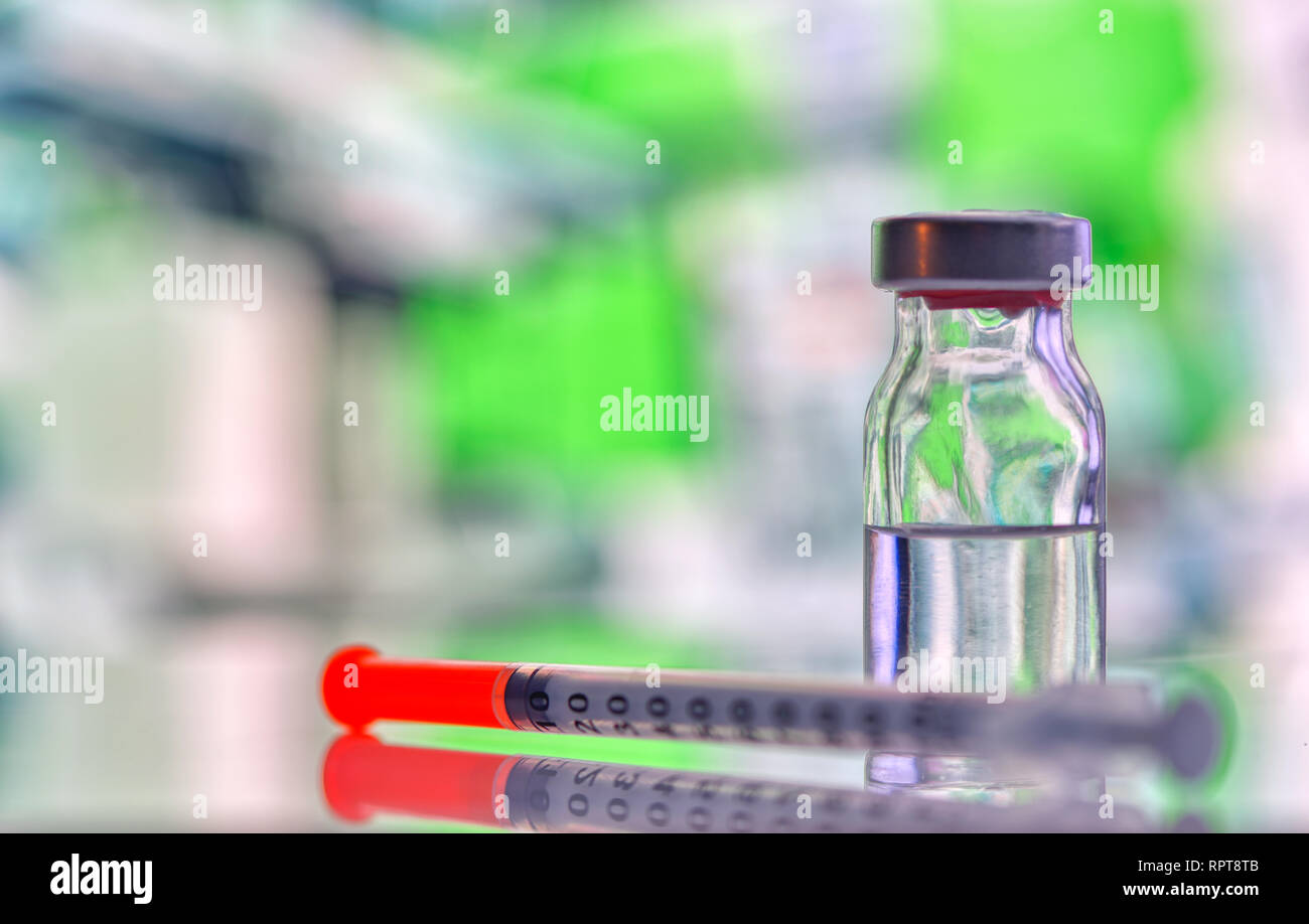 Primo piano della fiala di farmaco o influenza, il vaccino del morbillo flacone con ago e siringa per la immunizzazione su vintage sfondo medica, medicina e farmaco conc Foto Stock