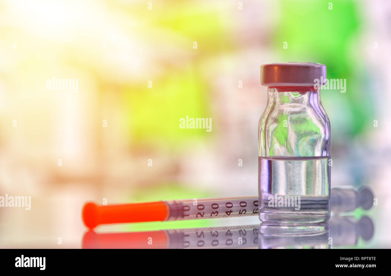 Primo piano della fiala di farmaco o influenza, il vaccino del morbillo flacone con ago e siringa per la immunizzazione su vintage sfondo medica, medicina e farmaco conc Foto Stock