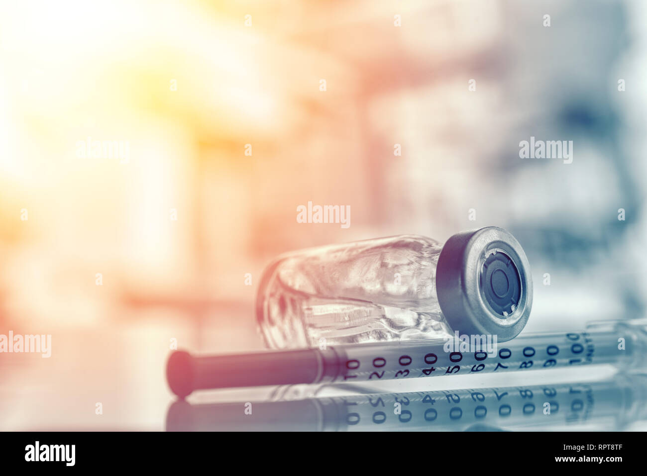 Primo piano della fiala di farmaco o influenza, il vaccino del morbillo flacone con ago e siringa per la immunizzazione su vintage sfondo medica, medicina e farmaco conc Foto Stock