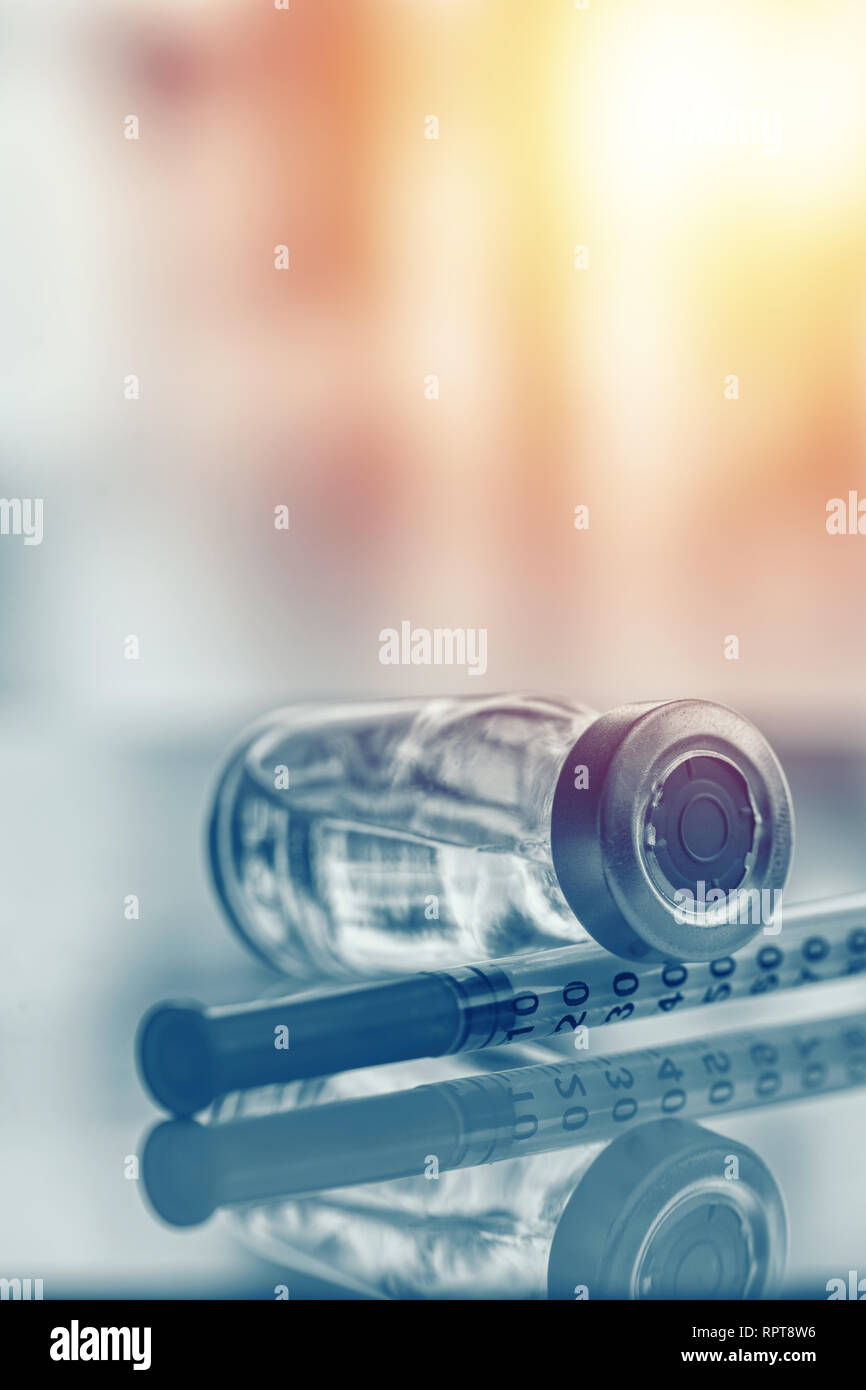 Primo piano della fiala di farmaco o influenza, il vaccino del morbillo flacone con ago e siringa per la immunizzazione su vintage sfondo medica, medicina e farmaco conc Foto Stock
