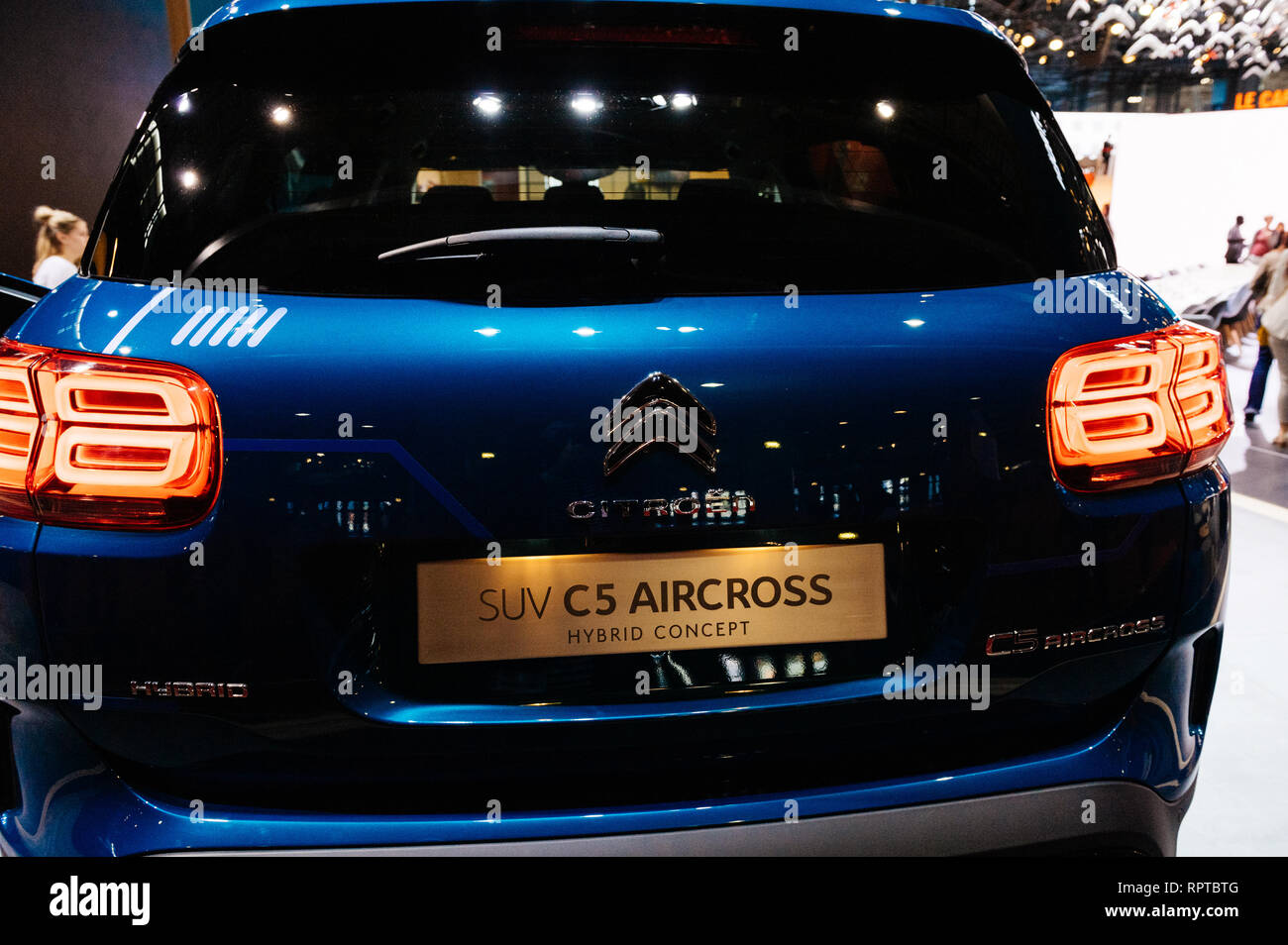 Parigi, Francia - Ott 4, 2018: vista posteriore della nuova spina elettrica in SUV Citroen C5 AIRCROSS ibrido a International car exhibition Mondial Motor Show di Parigi Foto Stock