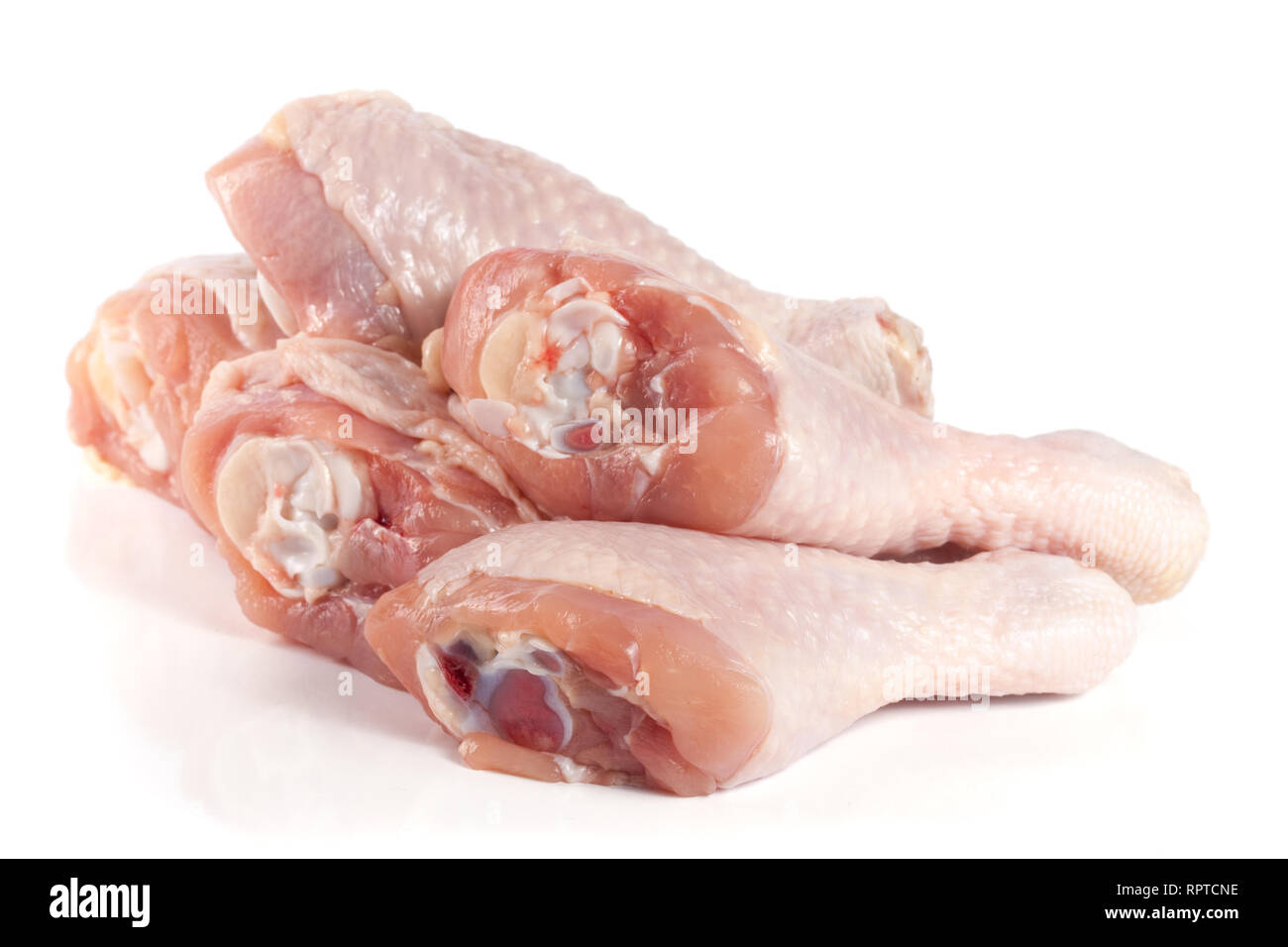 Il pollo crudo bacchette isolati su sfondo bianco Foto Stock