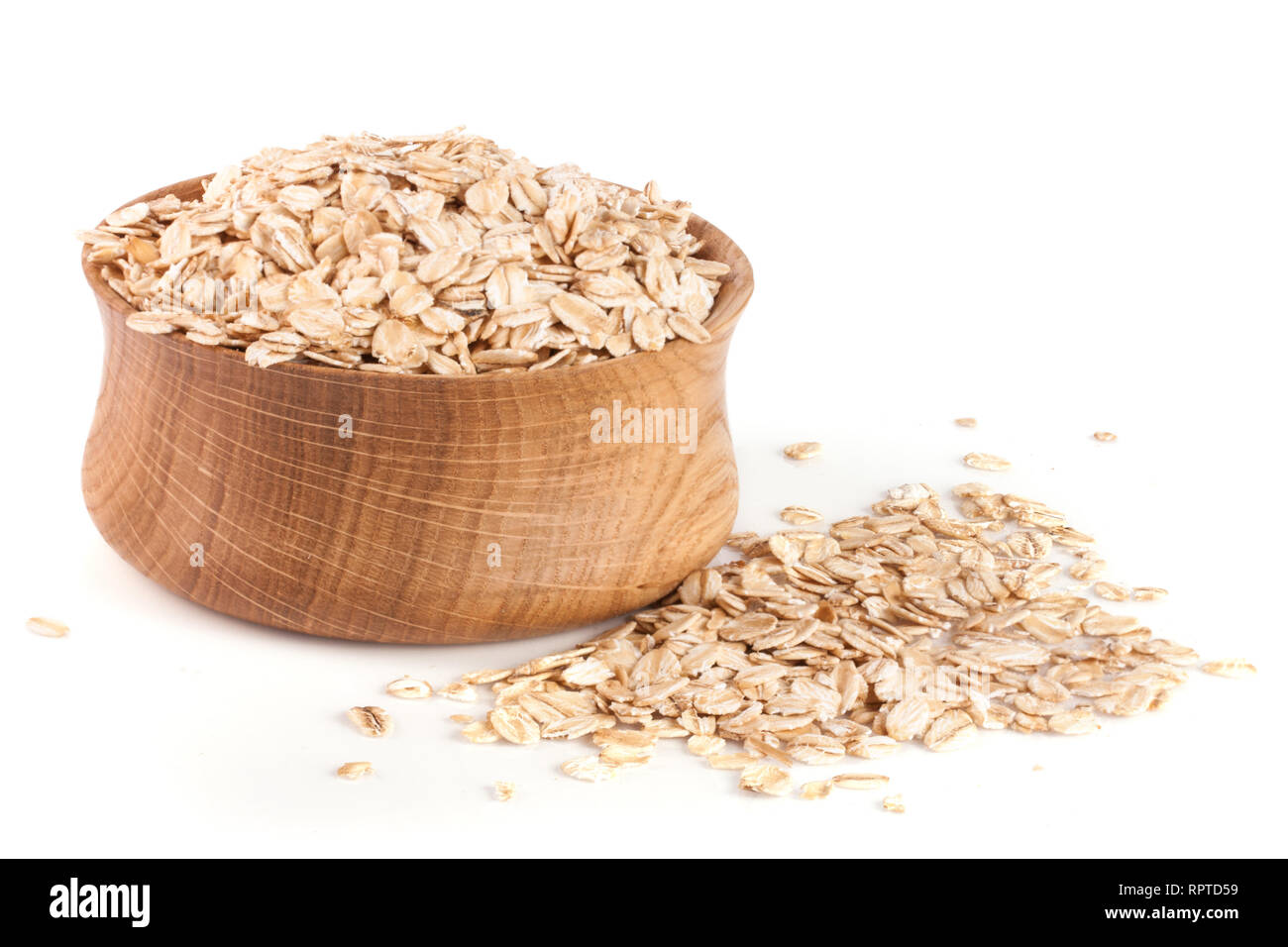 Fiocchi di avena in una ciotola di legno isolato su sfondo bianco Foto Stock