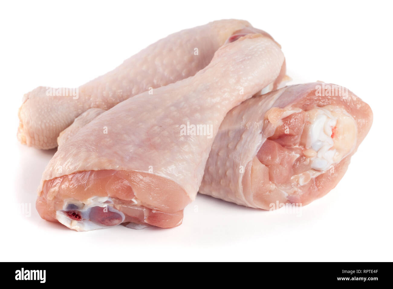 Tre materie pollo Cosce di pollo disossate isolati su sfondo bianco Foto Stock