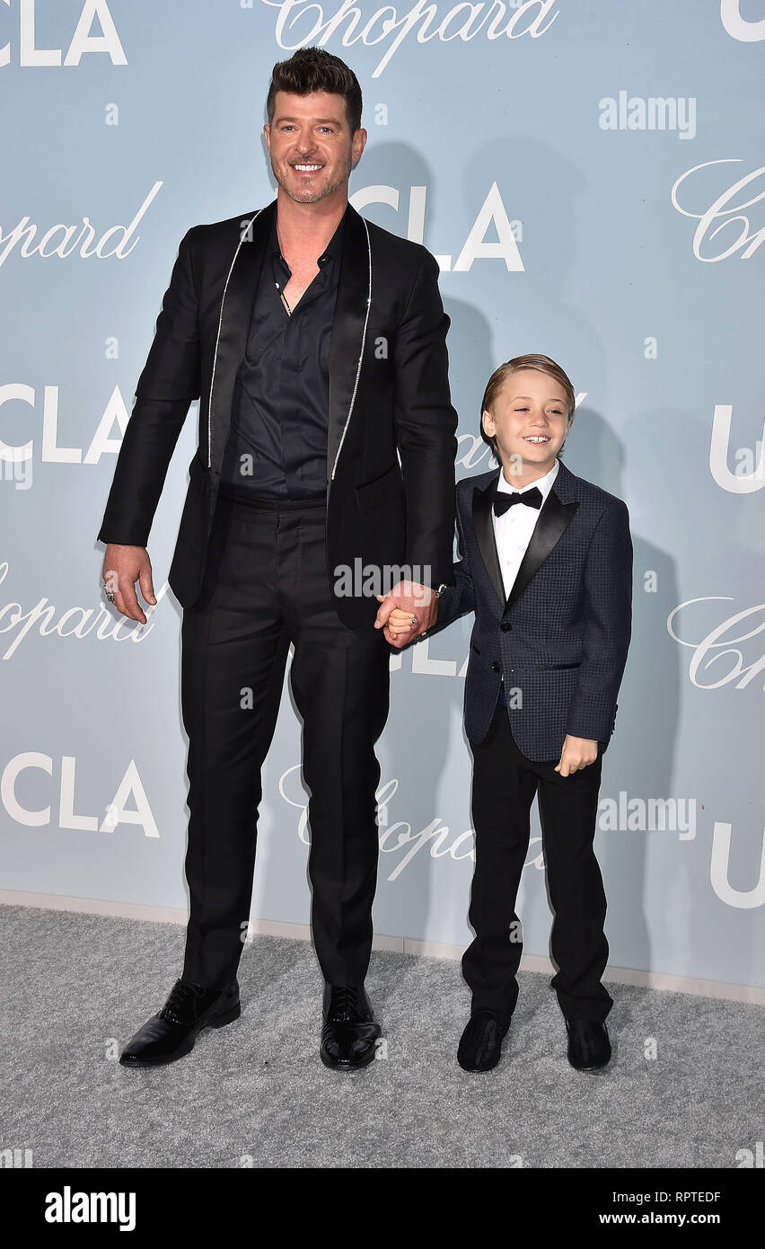 LOS ANGELES, CA - 21 febbraio: Robin Thicke (L) e Julian Fuego Thicke arriva a Hollywood per la scienza Gala a residenza privata del 21 febbraio Foto Stock