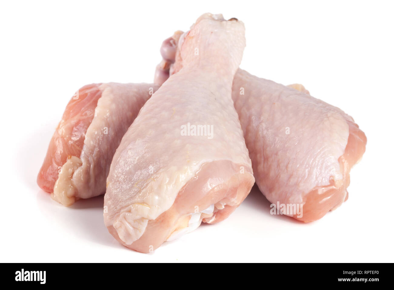 Tre materie pollo Cosce di pollo disossate isolati su sfondo bianco Foto Stock