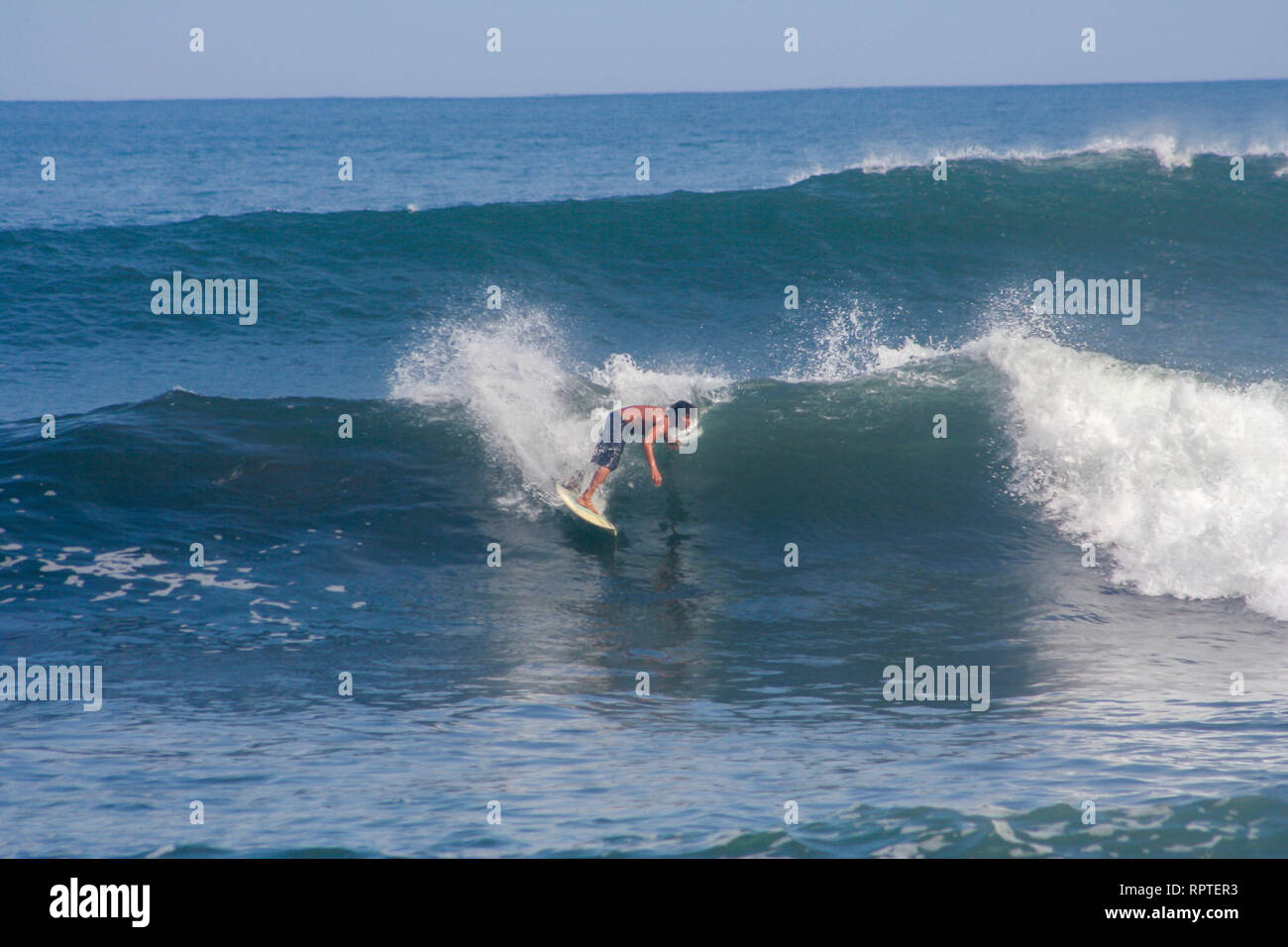 Surf a El Zonte, La Libertad, El Salvador Foto Stock