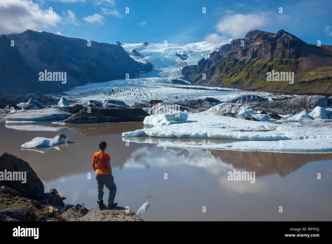 Persona accanto a Kviarjokull ghiacciaio e il Lago Moraine. Vatnajokull National Park, Sudhurland, sud est dell'Islanda. Foto Stock