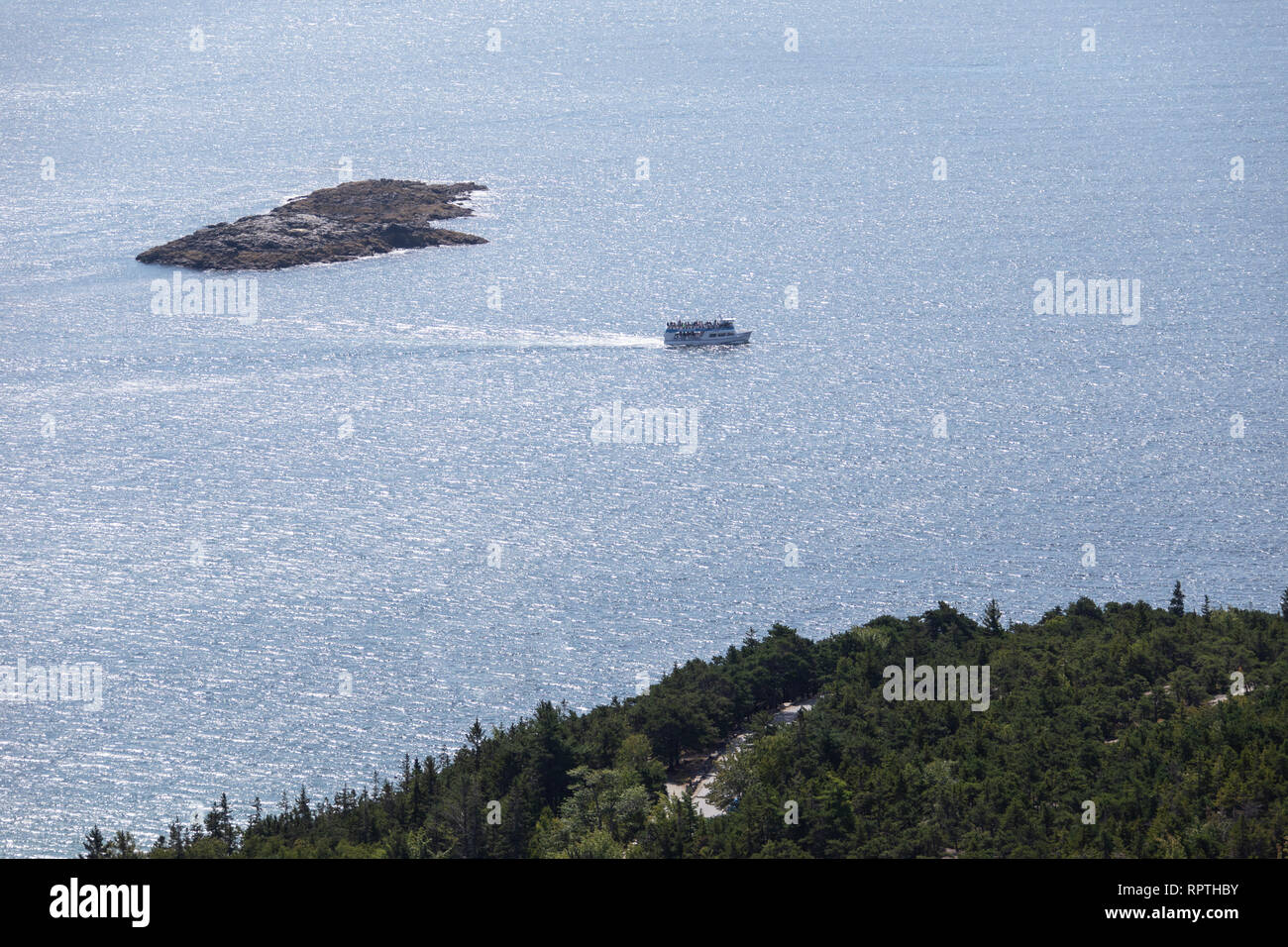 In barca per visite guidate al largo di Adadia National Park, Maine, Stati Uniti d'America Foto Stock
