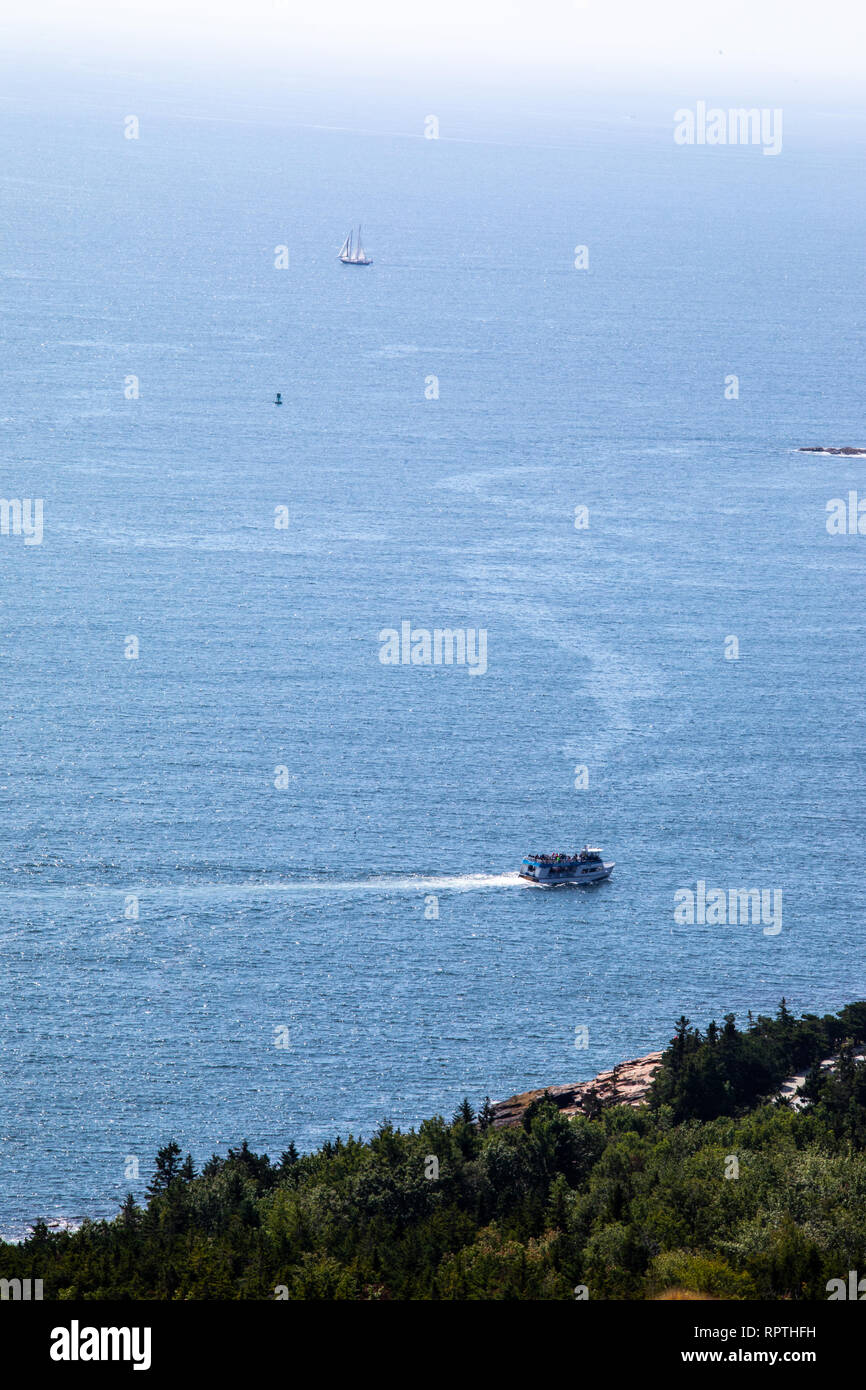 Escursioni in barca e una barca a vela al largo di Adadia National Park, Maine, Stati Uniti d'America Foto Stock