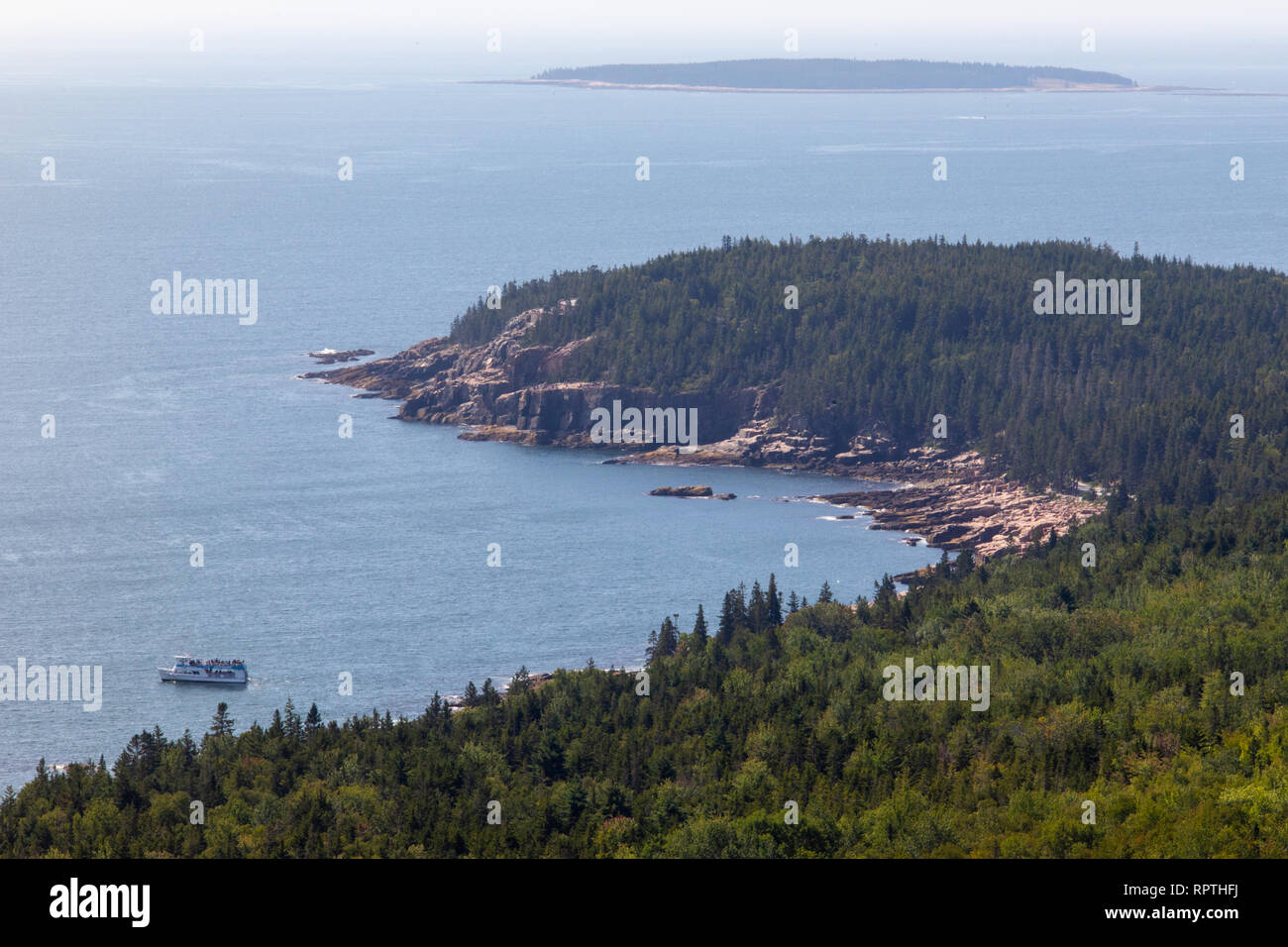 In barca per visite guidate al largo di Adadia National Park, Maine, Stati Uniti d'America Foto Stock