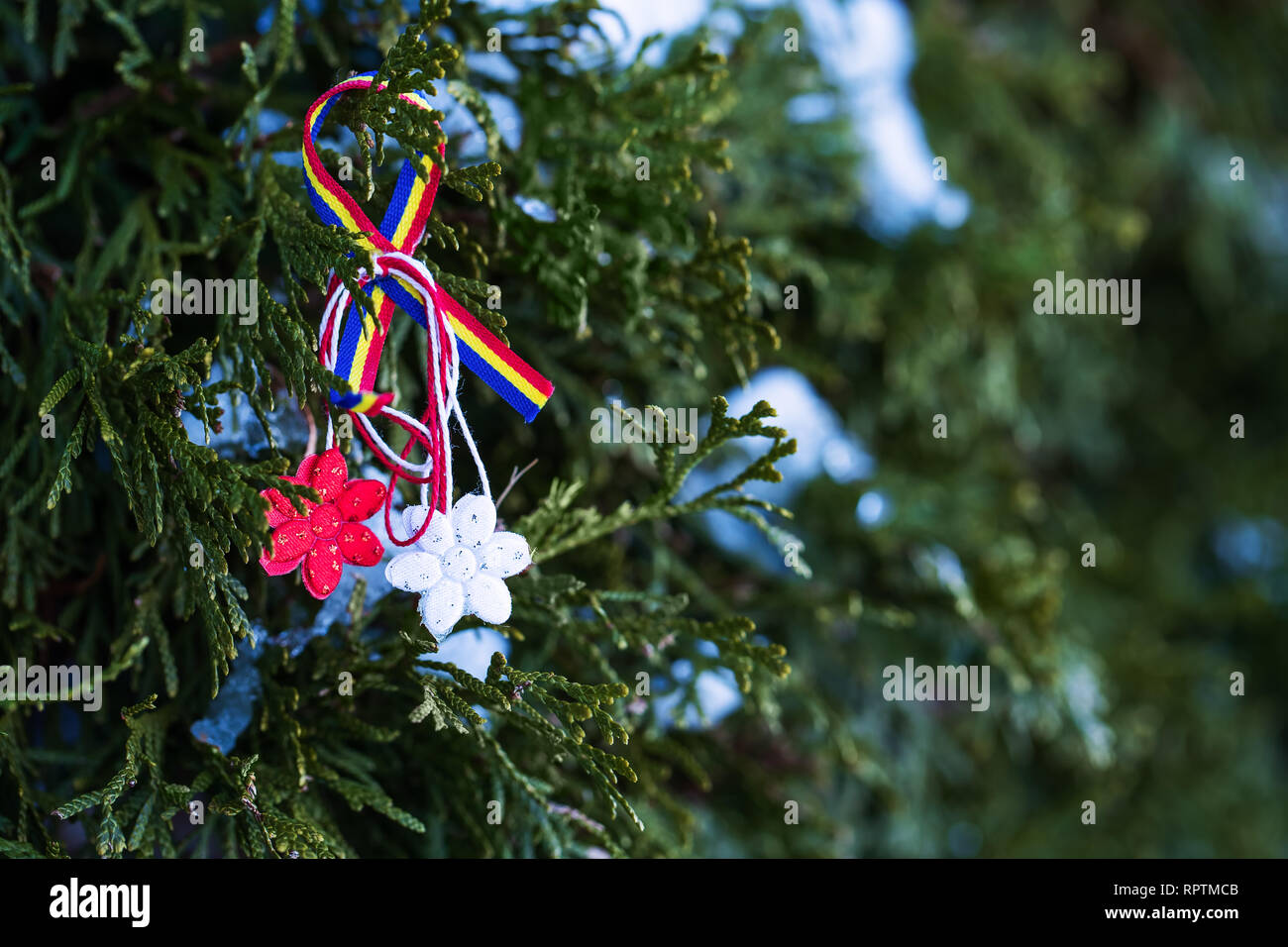 Simbolo di amicizia e di amore - Martisor in bianco e rosso con una stringa di appendere tassel Martisor è rumena o moldava artigianale tradizionale talismano. Foto Stock