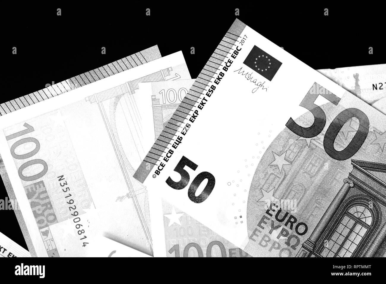 Cento e cinquanta euro banconote close up in bianco e nero style Foto Stock