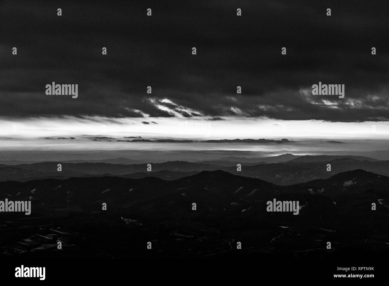 Il cielo al tramonto, con montagne di strati Foto Stock