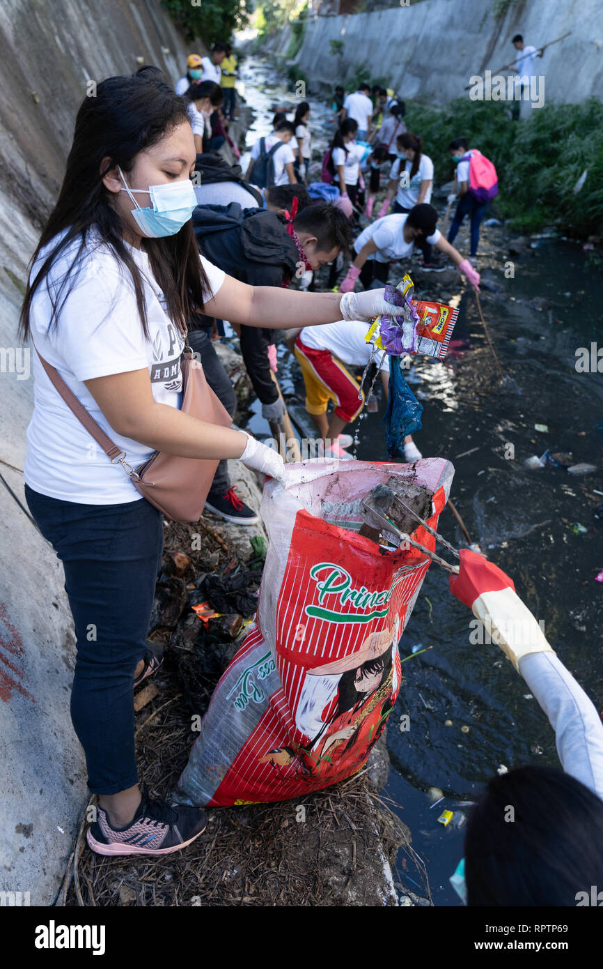 23/02/2019 di Cebu City, Filippine. Centinaia di volontari aiutano con un fiume clean up avviate da Cebu City governo. Foto Stock
