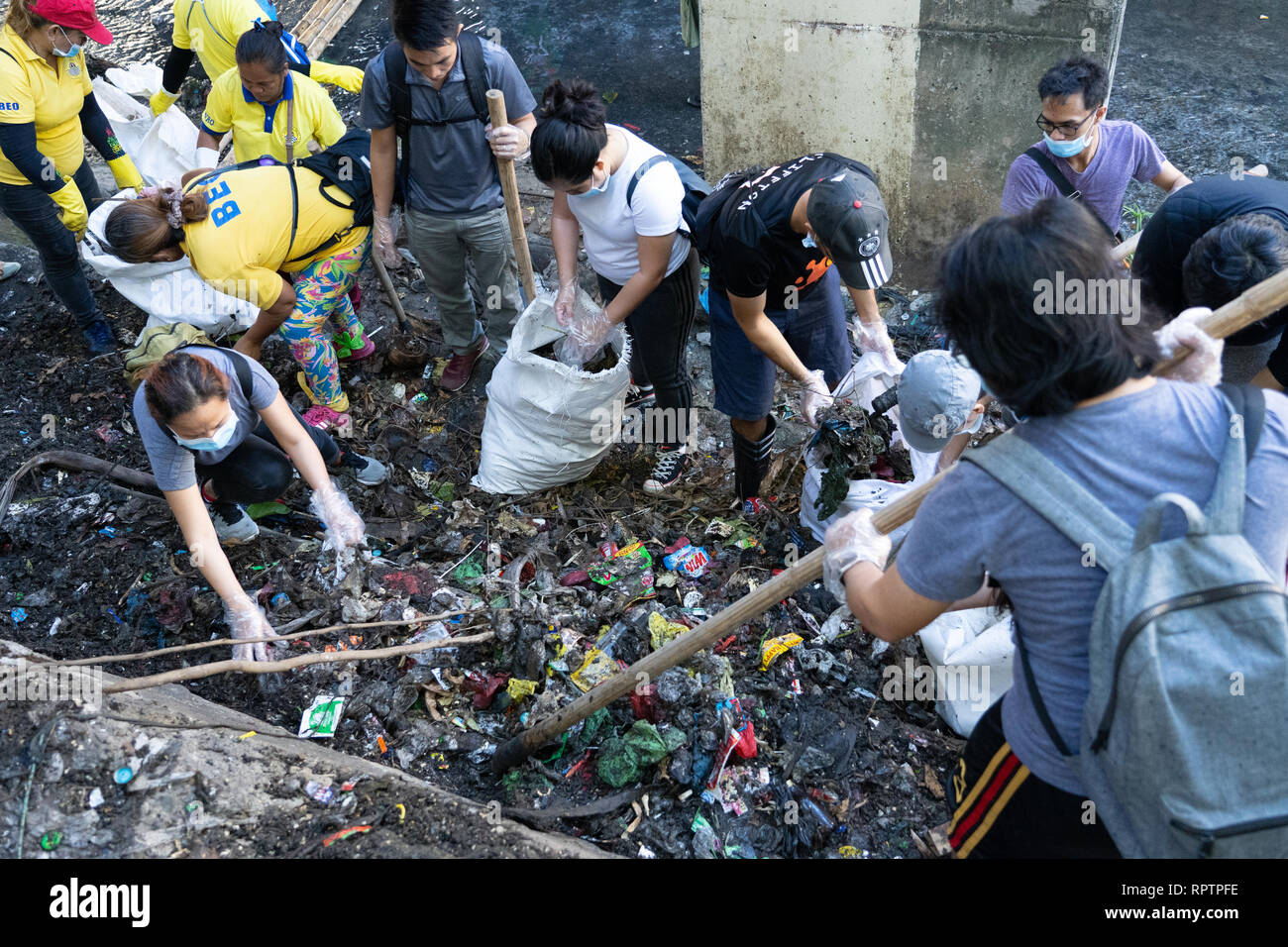 23/02/2019 di Cebu City, Filippine. Centinaia di volontari aiutano con un fiume clean up avviate da Cebu City di governo per pulire tre fiumi entro Foto Stock