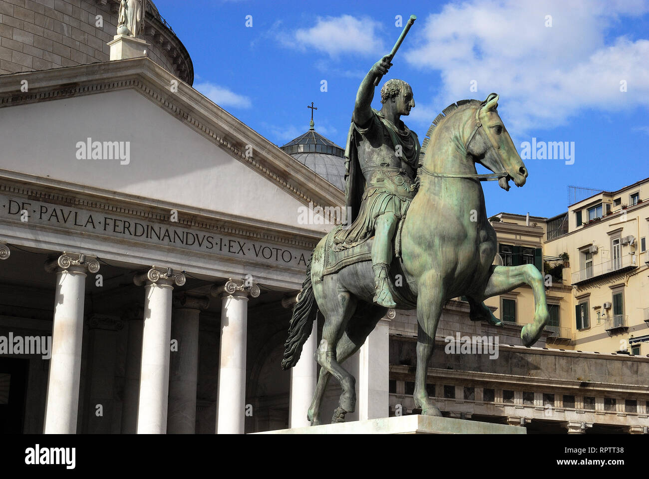 Napoli Piazza del Plebiscito. La statua equestre in bronzo di Ferdinando I di Borbone Re delle Due Sicilie. Foto Stock