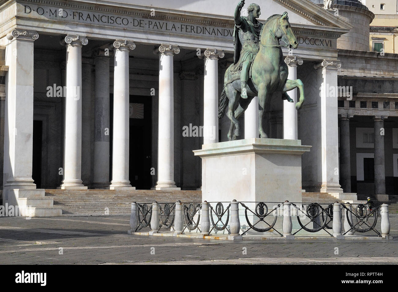 Napoli Piazza del Plebiscito. La statua equestre in bronzo di Ferdinando I di Borbone Re delle Due Sicilie. Foto Stock