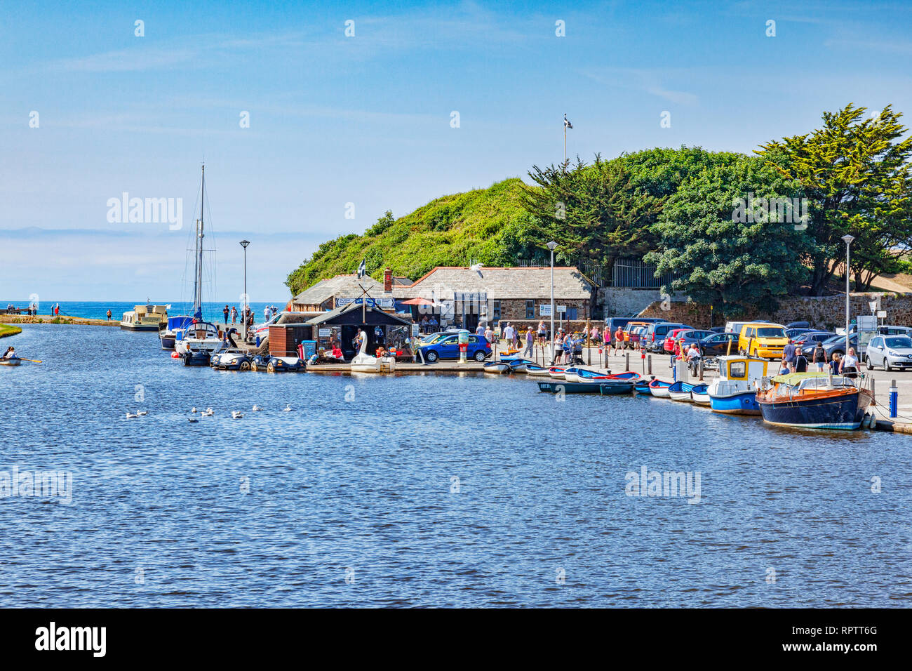 7 Luglio 2018: Bude, Cornwall, Regno Unito - Bude canale e alcune delle sue attrazioni, barche, persone durante la canicola estiva. Foto Stock