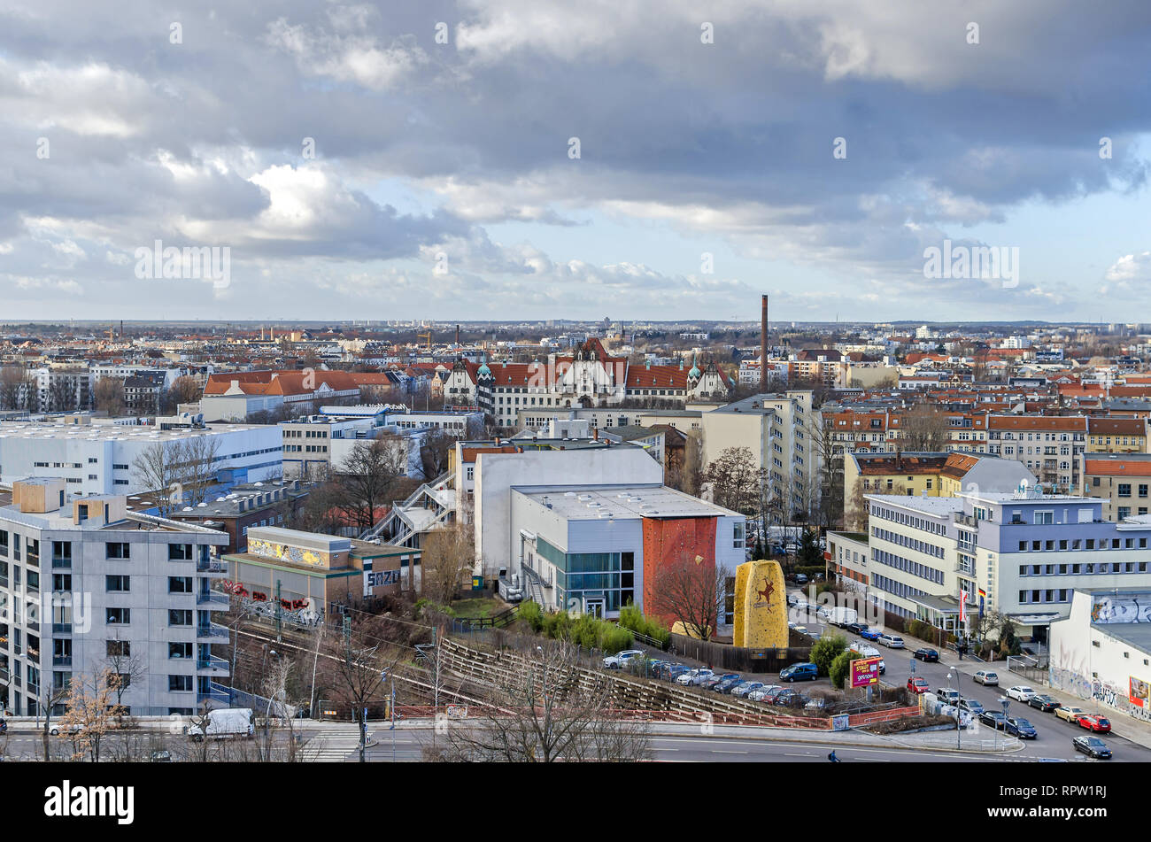 Berlino, Germania - 11 Febbraio 2019: vista dalla torre Flak Humboldthain oltre il quartiere Gesundbrunnen con Boettgerstrasse Boettger (street) Foto Stock