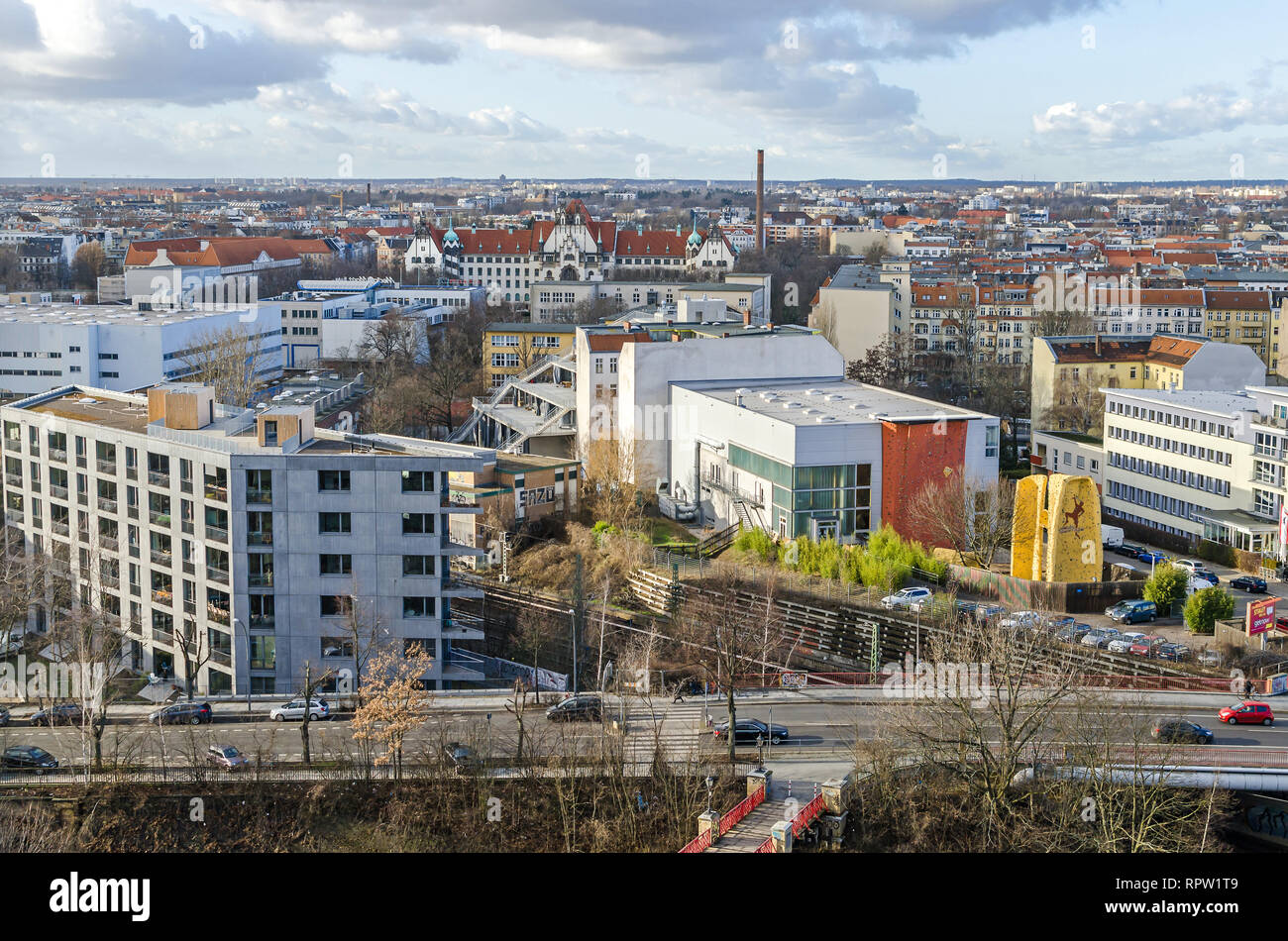 Berlino, Germania - 11 Febbraio 2019: vista dalla torre Flak Humboldthain oltre il quartiere Gesundbrunnen con il Humboldsteg, Boettgerstrasse Foto Stock