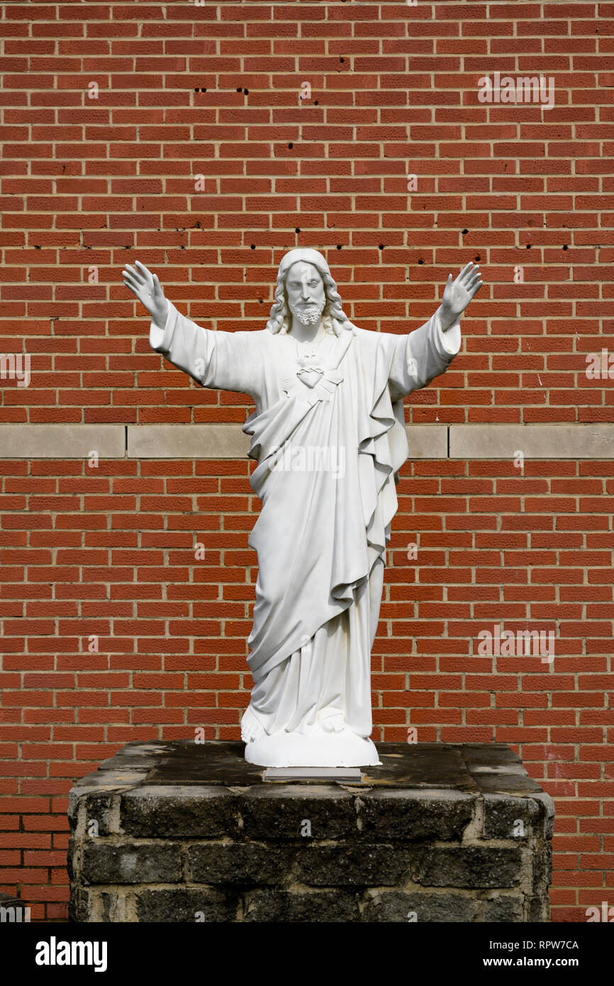 Statua di Gesù Cristo, un cristiano di figura religiosa, con le braccia aperte davanti a una chiesa cattolica a Montgomery in Alabama, Stati Uniti d'America. Foto Stock
