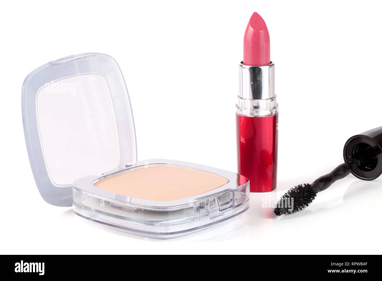 Make-up in polvere, rossetto e mascara isolati su sfondo bianco Foto Stock