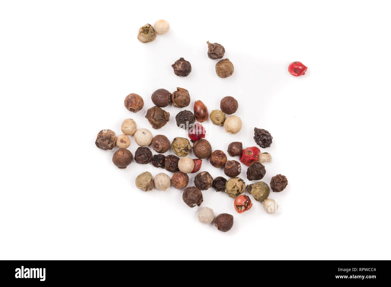 Miscela di peperoni calda, rosso, nero, bianco e pepe verde isolato su sfondo bianco. Vista superiore Foto Stock