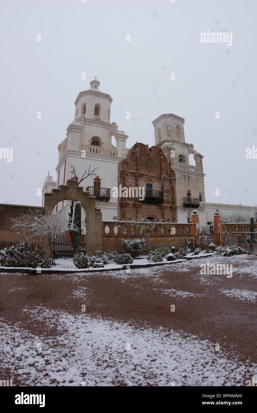 Neve su San Xavier missione Foto Stock