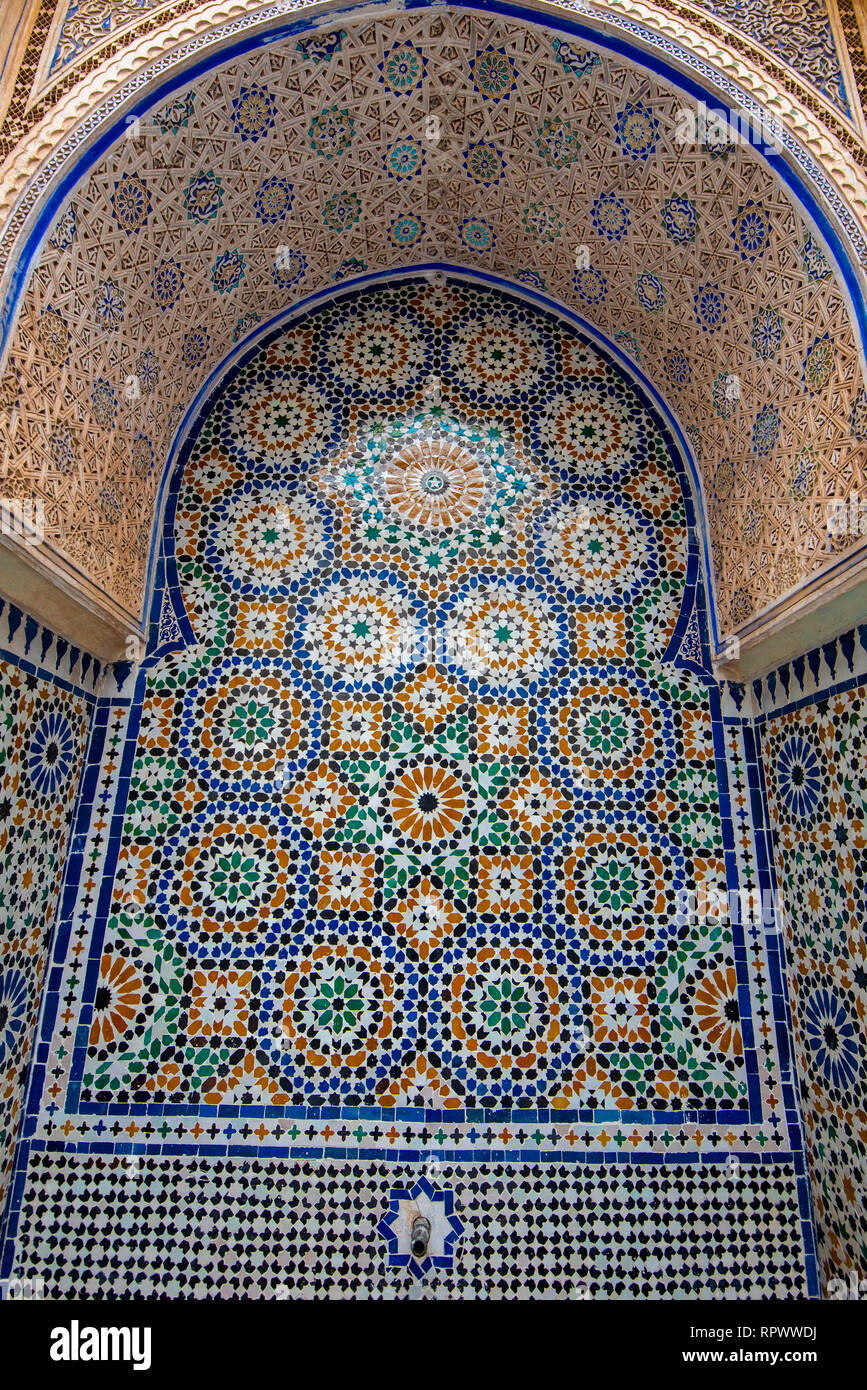 Arabo floral seamless pattern - tradizionale sfondo islamico. Elemento decorativo - tradizionale modello marocchino, colorate piastrelle a mosaico sullo sfondo Foto Stock