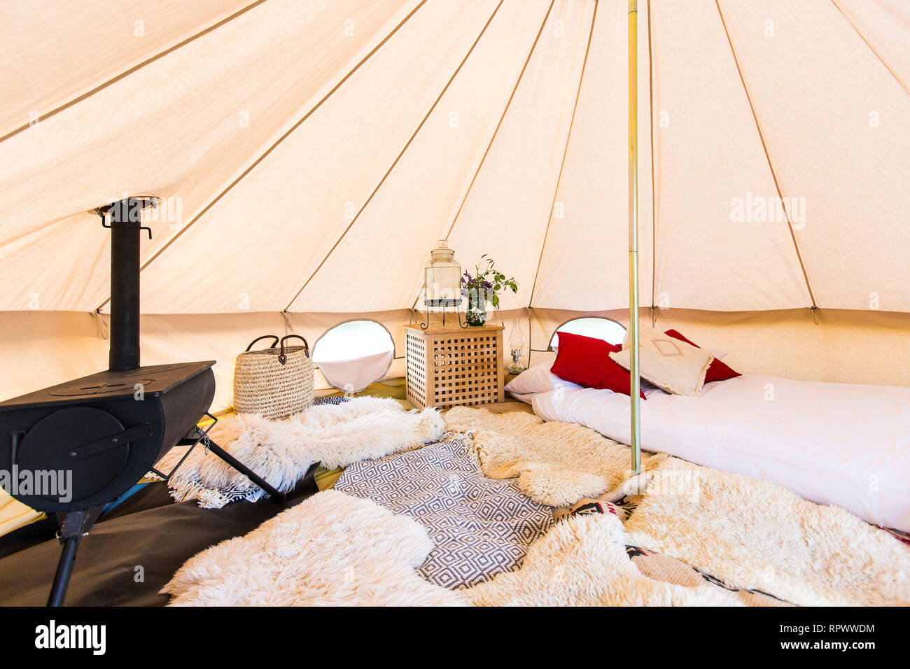 Glamping di lusso tenda a campana interna, Kent, Regno Unito Foto Stock