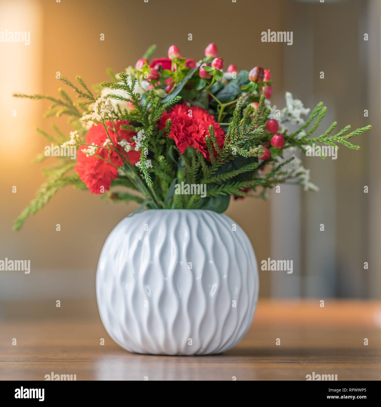 Bellissimi fiori in un vaso di bianco. Foto Stock