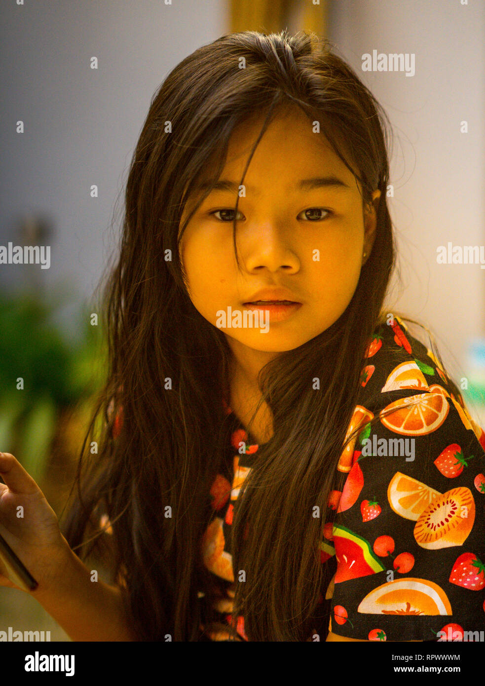 Un ritratto di una bella ragazza asiatica. Foto Stock