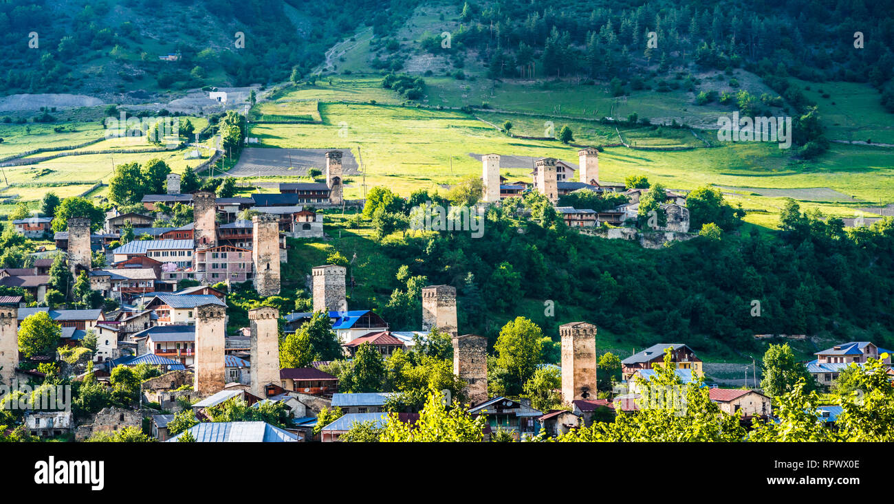 Mestia con torri di difesa la capitale della regione di Svaneti, Georgia Foto Stock