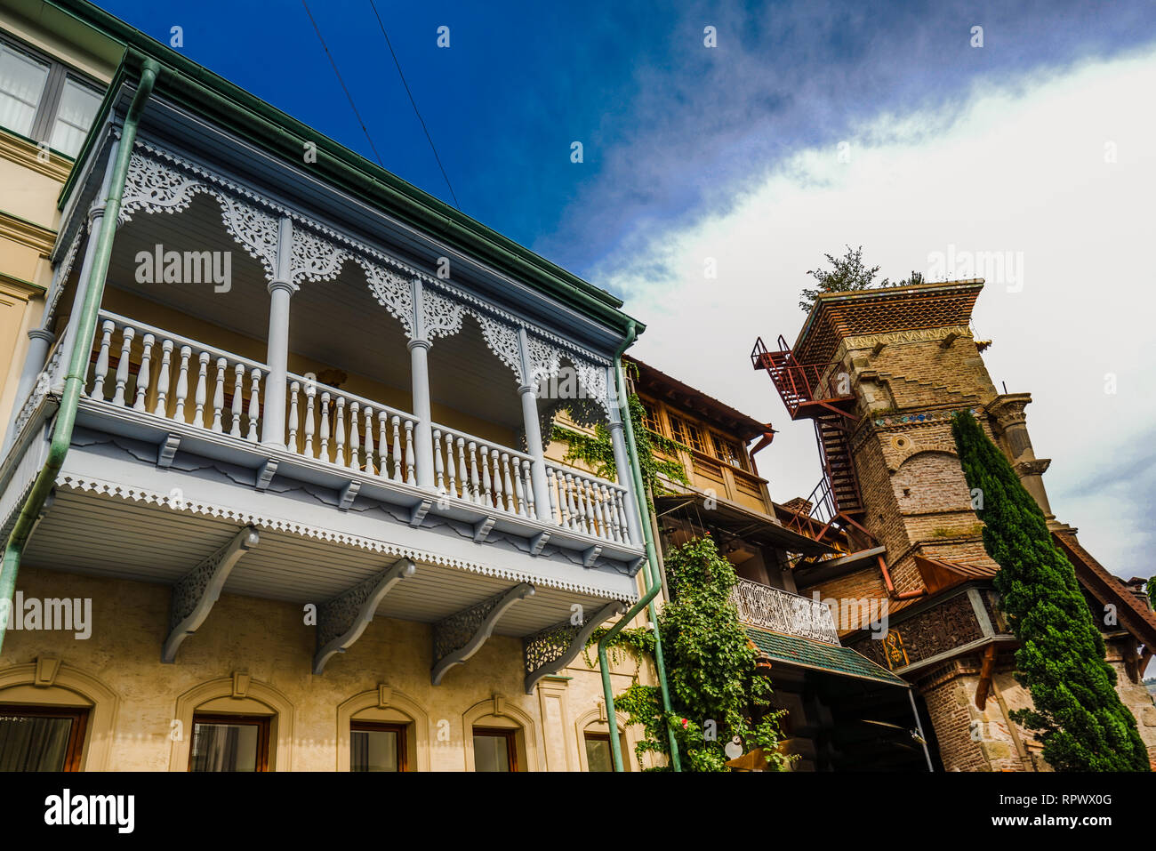 Vista sulla Torre di caduta al Teatro delle Marionette piazza nel centro di Tbilisi, Georgia, Europa Foto Stock