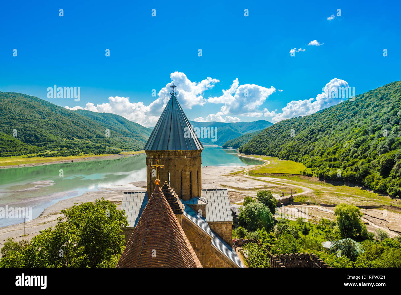 Il castello di Ananuri con chiesa sulla banca del lago, Georgia Foto Stock