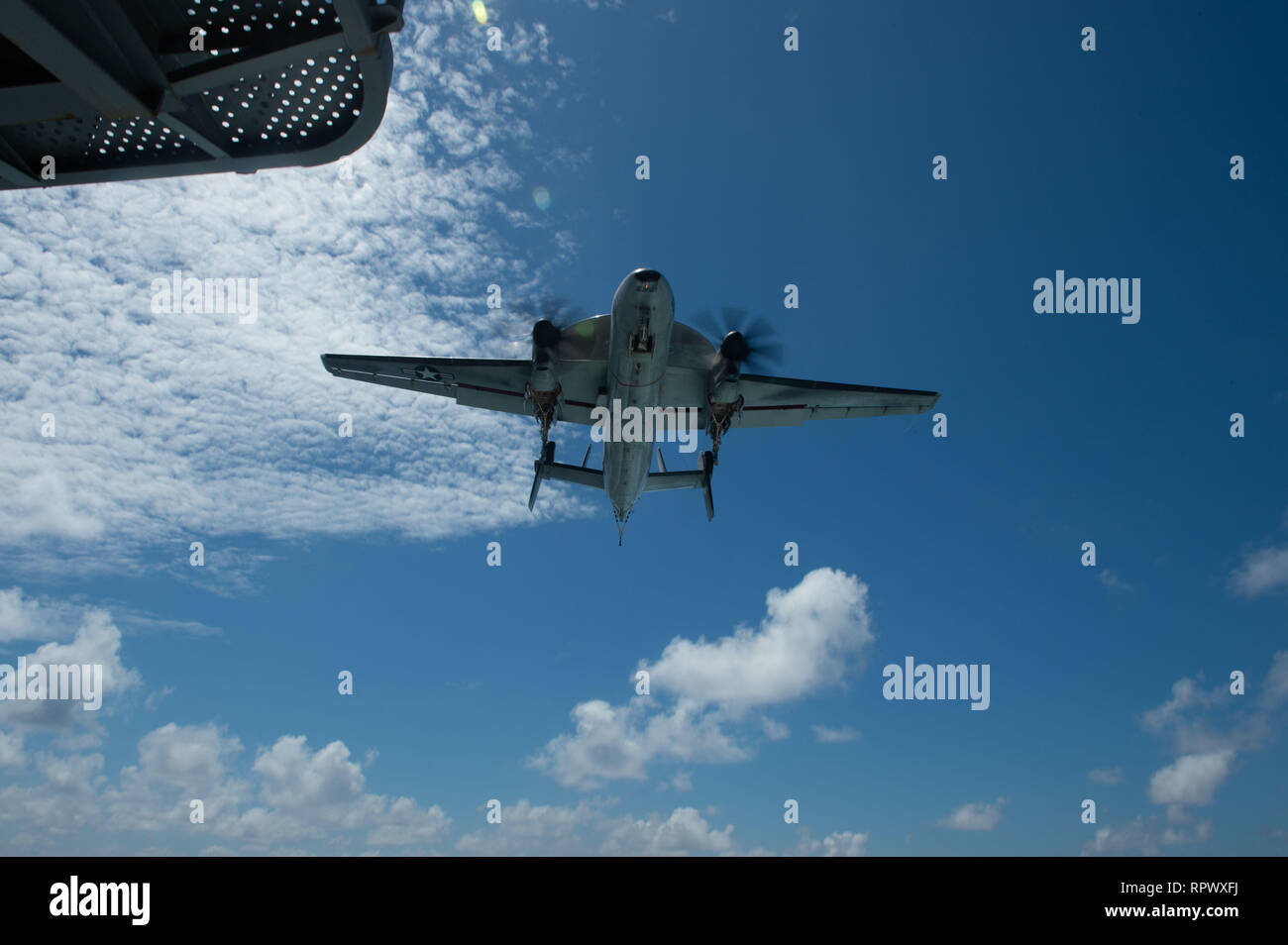 Un E-2C Hawkeye, assegnati al vettore Airborne Early Warning Squadron (VAW) 117, vola sopra la portaerei USS John C. Stennis CVN (74) nell'Oceano Pacifico, Feb 19, 2019. John C. Stennis è distribuito negli Stati Uniti 7 flotta area di operazioni a sostegno della sicurezza e della stabilità nella regione Indo-Pacifico. (U.S. Foto di Marina di Massa Specialista comunicazione marinaio apprendista Giordania Ripley) Foto Stock