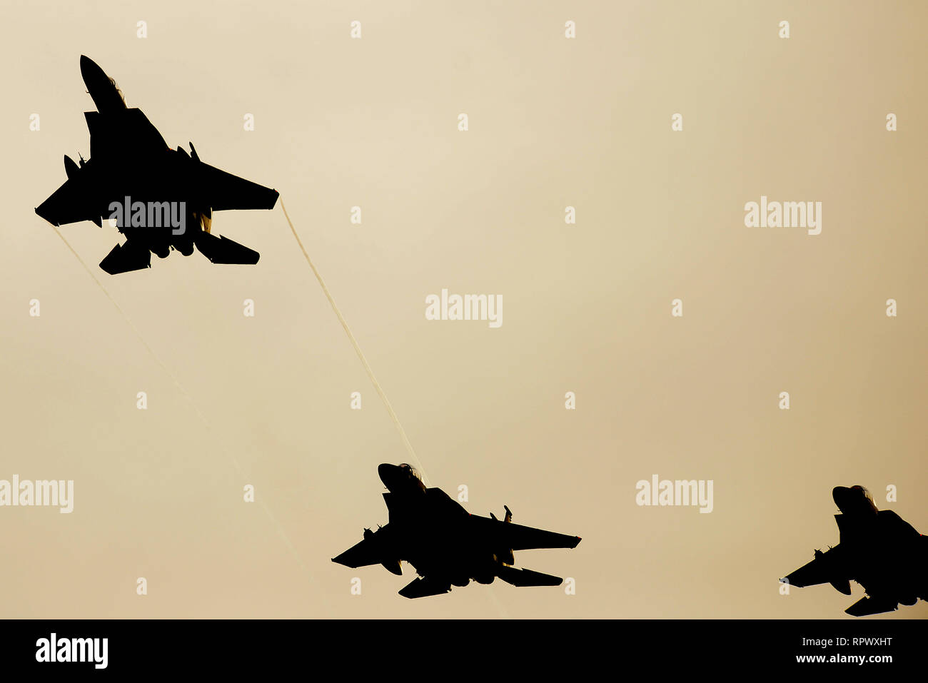 F-15E Strike Eagles assegnato alla 494th Fighter Squadron eseguire un uomo mancante formazione su Endcliffe Park durante la Mi Amigo settantacinquesimo anniversario flypast caso Febbraio 22, 2019 a Sheffield, in Inghilterra. Come un tributo, lo sciopero aquile foro i nomi di ciascun membro di equipaggio per onorare la memoria dei caduti 10 U.S. Avieri che morì quando la loro guerra-storpi B-17 Flying Fortress crash sbarcati per evitare di uccidere residence e nelle vicinanze di bambini. (U.S. Air Force photo/ Tech. Sgt. Matteo Plew) Foto Stock