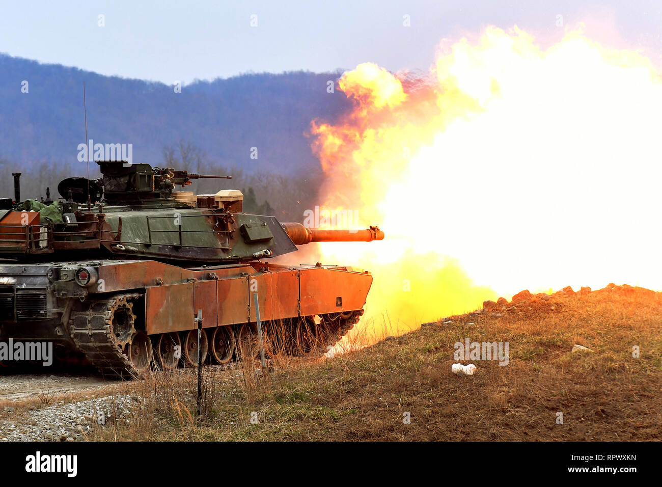 Attivo e Riserve Marine Corps petroliere da Fort Knox sono state operando a Wilcox gamma dal lunedì al comportamento giorno e notte gunnery qualifica. I loro sforzi non sono passati inosservati come residenti da comunità vicine hanno chiamato i funzionari militari interessati circa il forte bracci. Leader Marine hanno detto che continueranno equipaggio e sezione qualificazione attraverso il prossimo fine settimana. Foto Stock